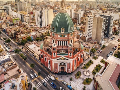 Vista aérea de la iglesia Inmaculado Corazón de María, conocida popularmente como La Cúpula, y de la ciudad de Lima (Perú).