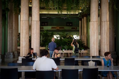 Varias personas se relajan en el refugio climático instalado en el Circulo de Bellas Artes. 