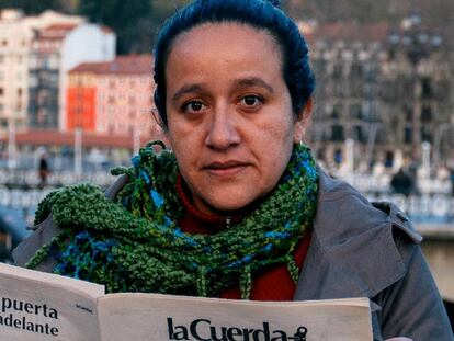 Andrea Carrillo, activista feminista, con el peri&oacute;dico &#039;La Cuerda&#039;.