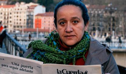 Andrea Carrillo, activista feminista, con el peri&oacute;dico &#039;La Cuerda&#039;.