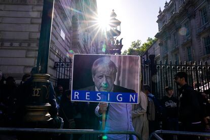 Un hombre con un cartel que exigía la dimisión de Johnson, el viernes frente a Downing Street, en Londres.