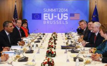 El presidente de Estados Unidos, Barack Obama (izqda), participa en una reunión en la sede del Consejo Europeo en Bruselas, Bélgica, hoy miércoles 26 de marzo del 2014.