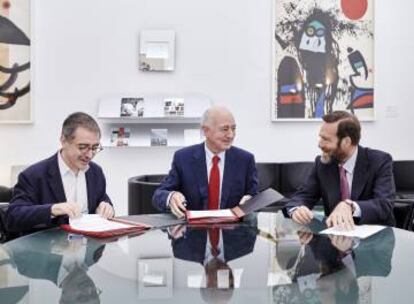 El director del Reina Sofía, Manuel Borja-Villel, el vicepresidente ejecutivo de la Fundación Telefónica, Emilio Gilolmo, y Guillermo de la Dehesa presidente del patronato del museo, durante la firma del acuerdo.