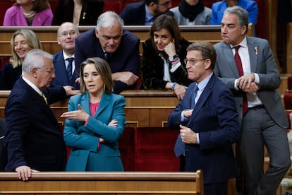 El líder del PP, Alberto Núñez Feijóo, conversa con el portavoz del PP en el Senado, Javier Arenas, y la diputada Cuca Gamarra, el pasado miércoles en el Congreso.