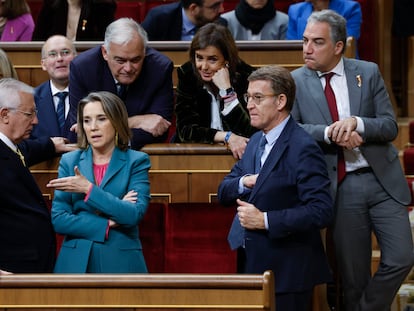 El líder del PP, Alberto Núñez Feijóo, conversa con el portavoz del PP en el Senado, Javier Arenas, y la diputada Cuca Gamarra, el pasado miércoles en el Congreso.