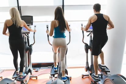 Esa máquina tan solicitada en el gimnasio está compuesta por dos pedales y dos barras verticales para sujetar sus manos, que le ayudan a moverse. Las primeras impresiones son raras, pensará que ni está corriendo, ni caminando, ni esquiando, pero resulta una mezcla de todos esos deportes. “En ella se trabaja el tren superior e inferior (brazos y pectorales, piernas y glúteos), lo que la convierte en un ejercicio global que activa varios grupos musculares a la vez, sin olvidar que también se beneficia la pared abdominal, por lo que se necesita menos tiempo para conseguir los mismos resultados musculares que se lograrían con otra máquina”, explica Darío Cruz. Se estima que después de media hora sudando en la elíptica se pueden perder entre 300 y 400 calorías (dos cruasanes), pero las variables para calcular esa cifra dependen de muchos factores que la máquina no puede valorar. Por ello, <a href="http://abcnews.go.com/GMA/Weekend/exercise-calorie-counters-work/story?id=9966500" target="_blank">investigadores de la Universidad de California</a> quisieron demostrar que todos estos cálculos de calorías por parte de las máquinas están sobreestimados, y en concreto demostró que la elíptica exagera los datos en un 42% (vale, un cruasán).