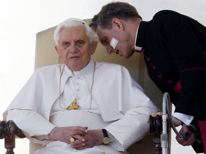 El Papa escucha a su secretario personal, Georg Gaenswein, en el Vaticano.