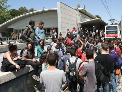 Estudiantes de la Universidad Aut&oacute;noma cortan el paso a un convoy de los Ferrocarriles de la Generalitat.