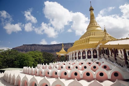 La antigua técnica vipassana (prebudista) ha ido ganando popularidad entre los estresados habitantes del siglo XXI. Vipassana, que significa “ver las cosas tal como son”, implica silencio, reposo y observar la respiración. Hay unos 160 centros alrededor mundo y el de Dhamma Giri (en la foto), en el estado indio de Maharashtra, es uno de los más grandes.