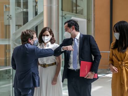 Desde la izquierda: el alcalde de Madrid, José Luis Martínez-Almeida (de espaldas); la presidenta de la Comunidad de Madrid, Isabel Díaz Ayuso; el vicepresidente de la Comunidad de Madrid, Ignacio Aguado; y la vicealcaldesa de Madrid, Begoña Villacís, en la Real Casa de Correos.