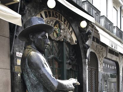 Escultura en homenaje a Pessoa ante el café A Brasileira, en Lisboa.