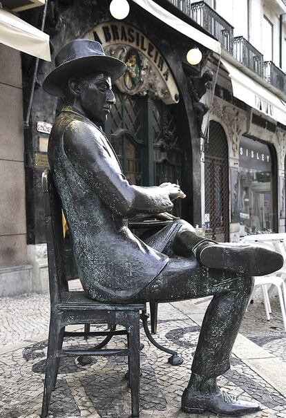 Escultura en homenaje a Pessoa ante el café A Brasileira, en Lisboa.