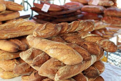 Existe una gran variedad de panes artesanales que se pueden comprar en el mercado.