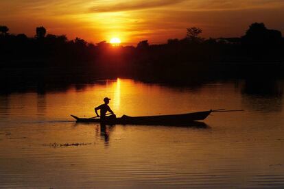 Un pescador rema en un lago durante la puesta del sol en Naypyitaw, Myanmar.