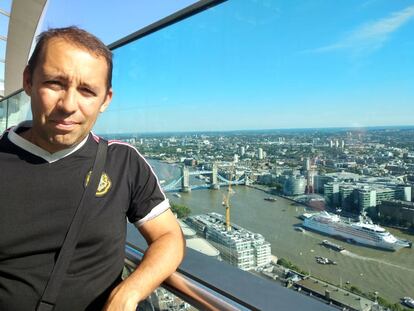 Mario Cuéllar en Londres, con el Puente de la Torre y el río Támesis al fondo.