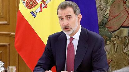 Imagen facilitada por la Casa del Rey de la reunión que mantuvo el miércoles Felipe VI con el presidente del Gobierno Pedro Sánchez  y los miembros del Comité de Gestión Técnica del Coronavirus.