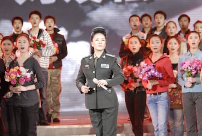 La primera dama china Peng Liyuan, soprano y oficial de Ejército.La primera dama china Peng Liyuan, soprano y oficial de Ejército.