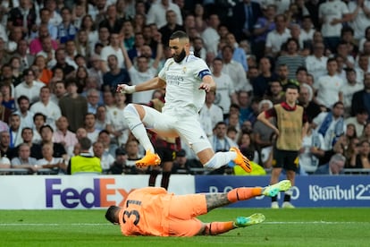 El jugador del Real Madrid Karim Benzema salta por encima del portero del Manchester City Ederson  