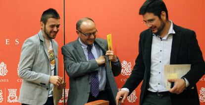Fran Ferri, Rafael Rubio e Ignacio Blanco, en las Cortes. 