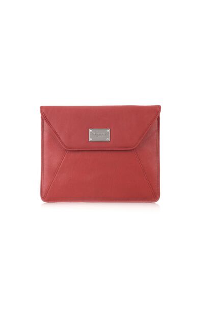 Funda envelope en cuero rojo para iPad. De Michael Kors. Precio: 115 euros