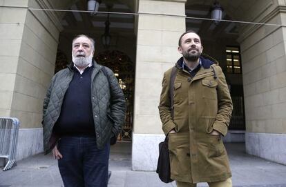 Arcadio Benítez (izquierda) y Denis Itxaso, presidentes de las mancomunidades de Debabarrena y San Marcos, respectivamente, ante el palacio foral de Gipuzkoa.