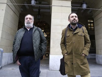 Arcadio Benítez (izquierda) y Denis Itxaso, presidentes de las mancomunidades de Debabarrena y San Marcos, respectivamente, ante el palacio foral de Gipuzkoa.