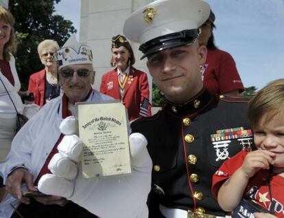 Un marine posa con su hijo en el cementerio de Arlington.