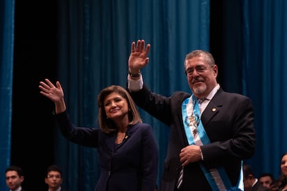 El presidente Bernardo Arévalo y Karin Herrera saludan el 14 de enero después del acto de investidura.
