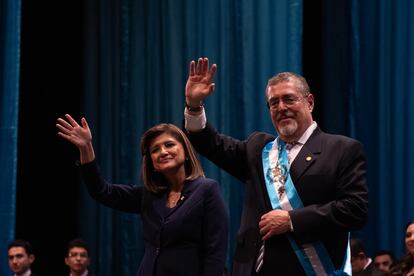 El presidente Bernardo Arévalo y Karin Herrera saludan el 14 de enero después del acto de investidura.
