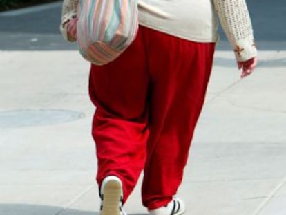 Una mujer obesa en una calle de EE UU.