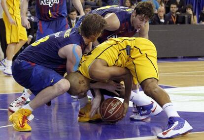 Wallace y Tomic pelean por el balón con Báez.