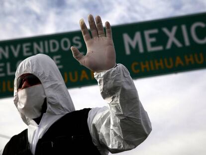 Un policía usa una mascarilla en un control en la carretera en México.