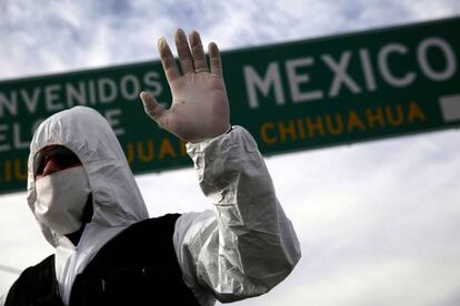 Un policía usa una mascarilla en un control en la carretera en México.