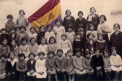 Una maestra y sus alumnas, en El Saucejo (Sevilla) junto a la bandera republicana. La foto formó parte de una exposición sobre la época celebrada en Sevilla.