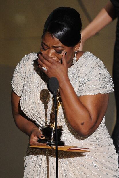 La actriz Octavia Spencer llora al recoger el Oscar a la mejor actriz de reparto por su papel en 'Criadas y señoras'.