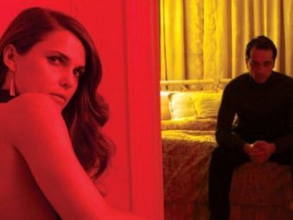 Keri Russell y Matthew Rhys dan vida a la pareja protagonista.
