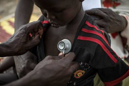 Un paciente de una clínica móvil de Médicos sin Fronteras en Thaker, en Sudán del Sur.