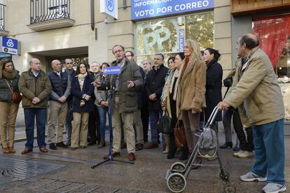 El ministro de Sanidad, Servicios Sociales e Igualdad y cabeza de lista del PP al Congreso por Álava, Alfonso Alonso, y el también candidato por esta provincia Javier Maroto hacen declaraciones a la prensa, en Vitoria.