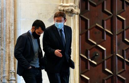 El presidente de la Generalitat, Ximo Puig, con el consejero de Educación, Vicent Marzà, antes del comienzo del acto en el que han presentado la actualización de las medidas en las aulas de los centros educativos.