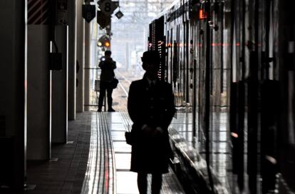 El Seven Stars fue diseñado para dar a conocer la región de Kyushu, la amabilidad de su gente y la historia de la zona. En muchas de las estaciones en las que hace parada el tren (en la imagen, la de Fukuoka), los pasajeros son agasajados por la población local, a veces con una simple sonrisa, otras con saludos y pancartas.