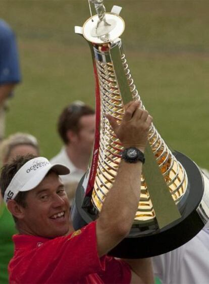 Lee Westwood alzando el trofeo de vencedor en Dubai.