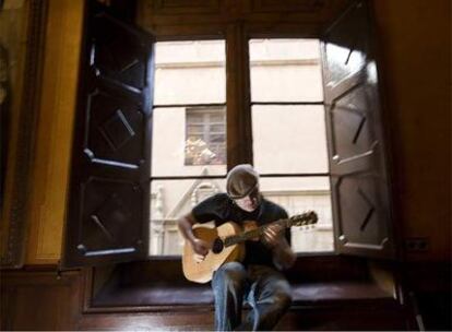 Juan Aguirre ensaya con su guitarra Baby Taylor en uno de los salones <i>históricos</i> del Poble Espanyol minutos antes de salir a escena.