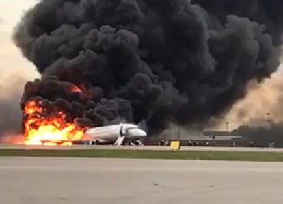 "Según datos preliminares, seis personas resultaron con quemaduras y heridas durante la evacuación del avión", dijo a Interfax un portavoz de los servicios de emergencia. En la imagen se observa el avión de Aeroflot en llamas.