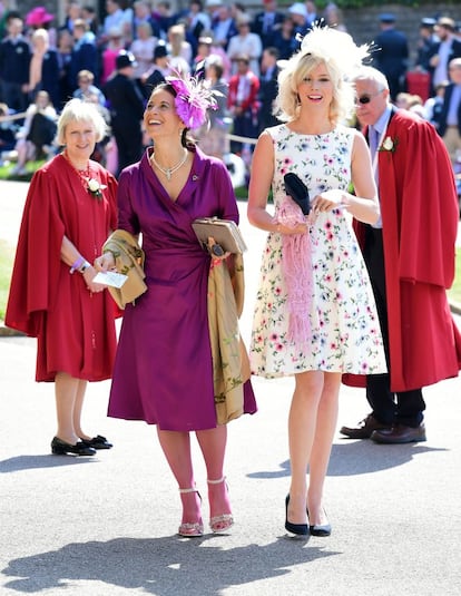 A cantora britânica e amiga de Harry, Joss Stone (direita), chega ao castelo de Windsor.