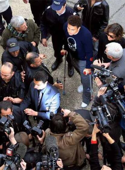 Ronaldo atiende ayer a la prensa en París.