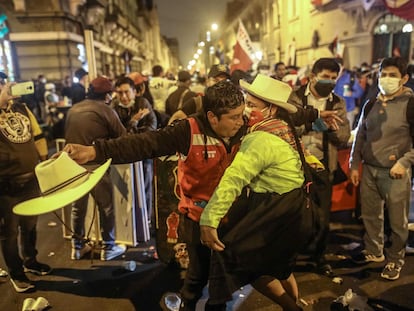 Una pareja baila en Lima durante la celebración de la victoria virtual de Pedro Castillo, el pasado jueves.