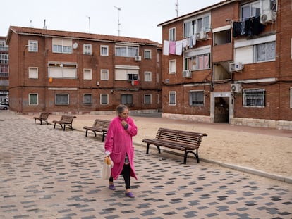 Una vecina camina por una de las calles del barrio de Las Viudas, en Valladolid.