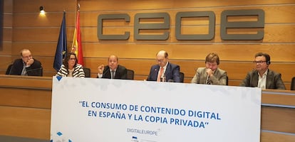 De izquierda a derecha, Miguel Pérez Subías, presidente de la Asociación de Usuarios de Internet de España; Teresa López, directora de servicios SVOD de Rakuten; Javier Ramírez, miembro del Consejo de Eurimag; el moderador, Constantino Mediavilla; Jochen Mistiaen, director de Copyright de DigitalEurope, y Stephane Elkan, delegado general de la asociación francesa Afnum.