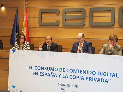 De izquierda a derecha, Miguel Pérez Subías, presidente de la Asociación de Usuarios de Internet de España; Teresa López, directora de servicios SVOD de Rakuten; Javier Ramírez, miembro del Consejo de Eurimag; el moderador, Constantino Mediavilla; Jochen Mistiaen, director de Copyright de DigitalEurope, y Stephane Elkan, delegado general de la asociación francesa Afnum.