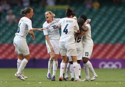 Las jugadoras brit&aacute;nicas abrazan a Stephanie Houghton autora del gol.